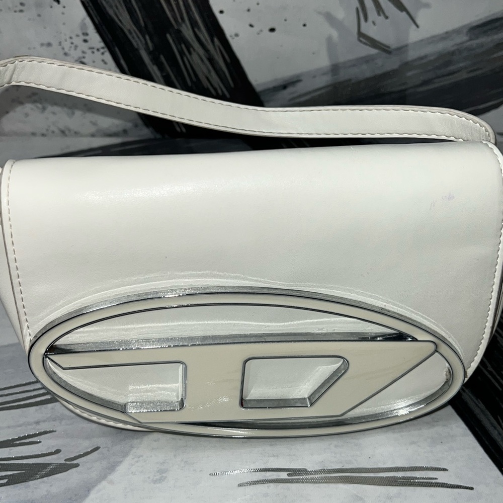 White Diesel bag barley worn, In PERFECT condition. It goes with everything!